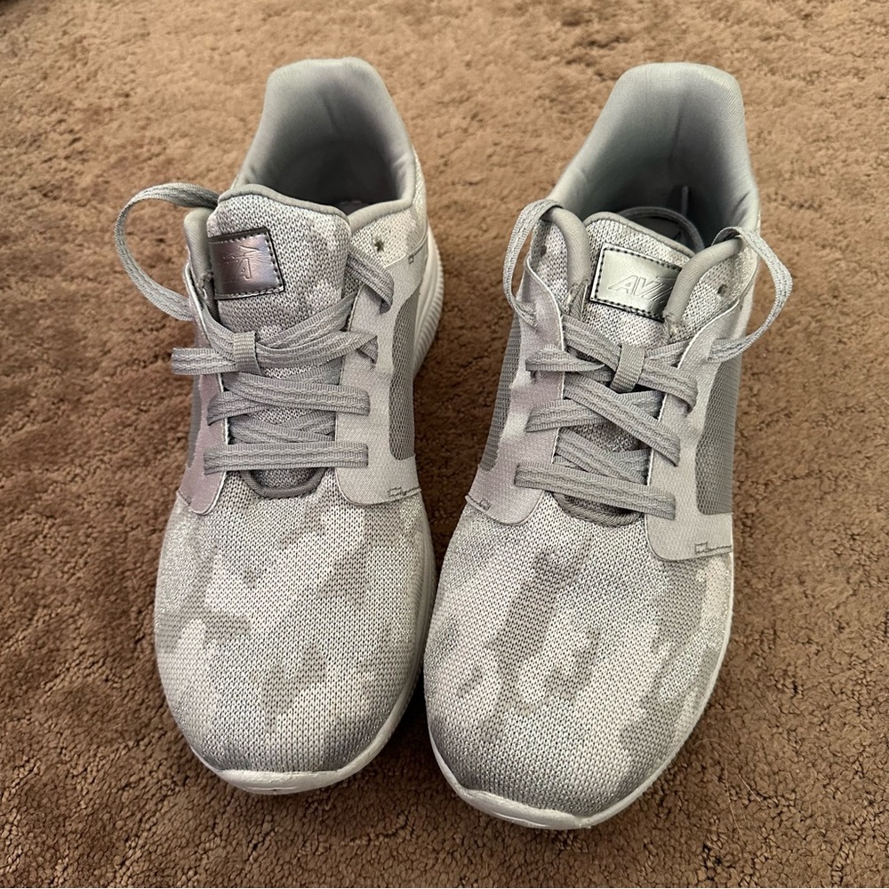 ❤️Avia gray & silver shimmer camo sneakers Sz 8.5 EUC CLEARANCE